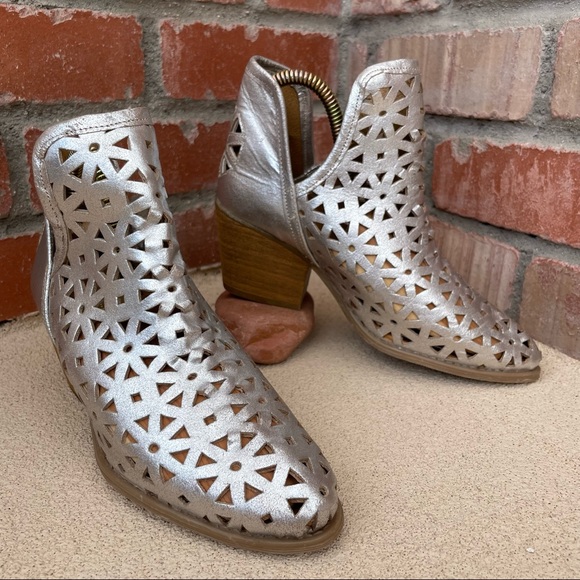 🆕Musse & Cloud Silver Leather Cutout Booties Sz 6 - Picture 4 of 13